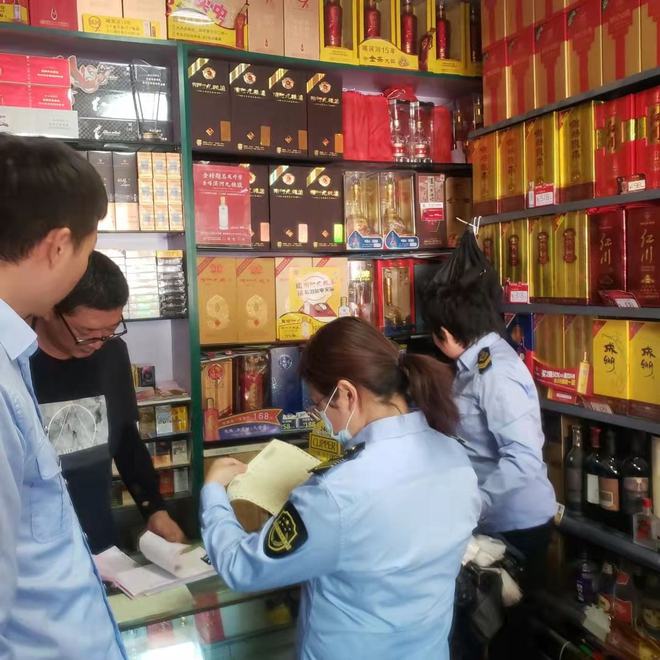 西固區(qū)市場監(jiān)督管理局開展酒類市場專項(xiàng)整治