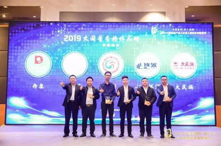 年產(chǎn)1.5萬噸,獲評(píng)榜樣品牌,這家35年的茅臺(tái)鎮(zhèn)老廠何以扛旗 民族醬香